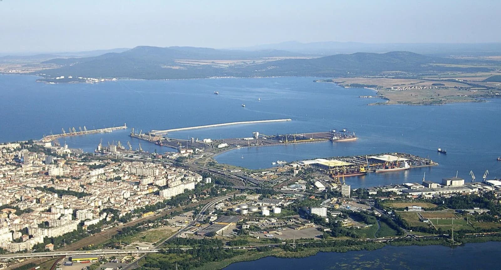 Burgas Limanı ve rıhtımdaki vinçler