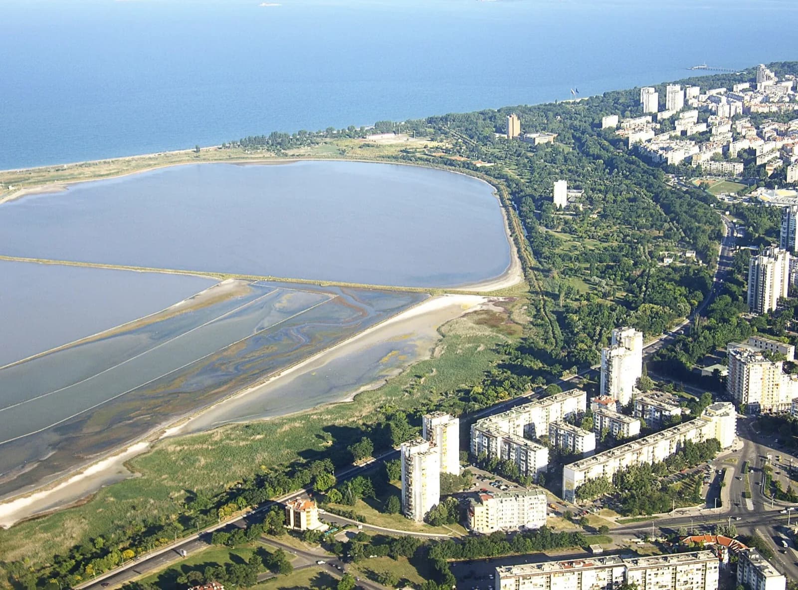 Atanasovsko Gölü kıyısındaki Ezeroto Parkı