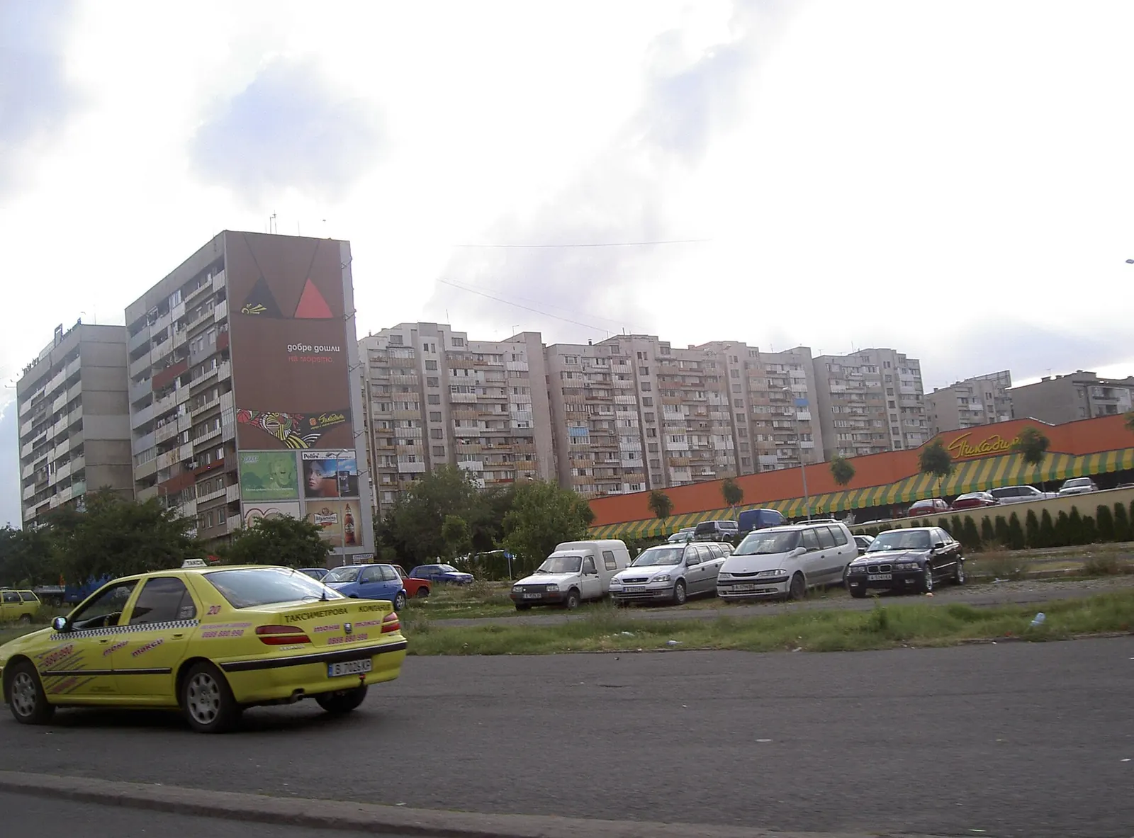 Izgrev konut kompleksinde sıralanan çok katlı apartman blokları