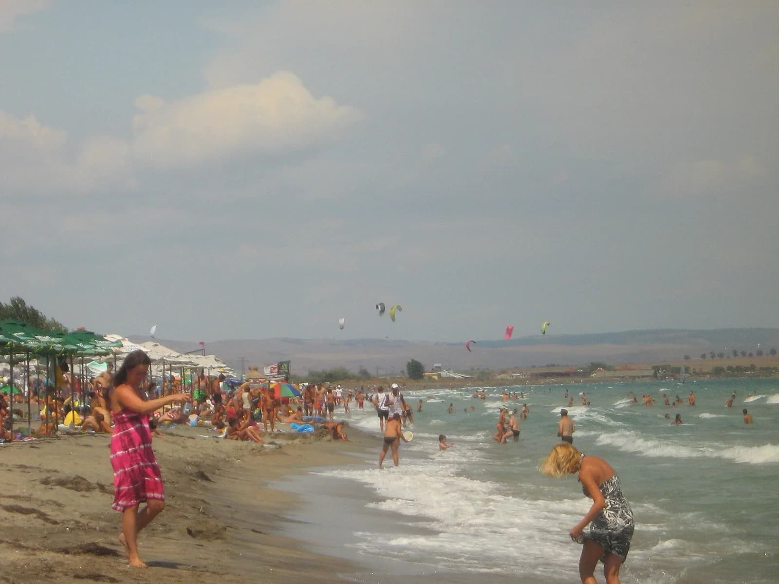 Burgas Körfezi'nde uçurtma sörfü yapanlar