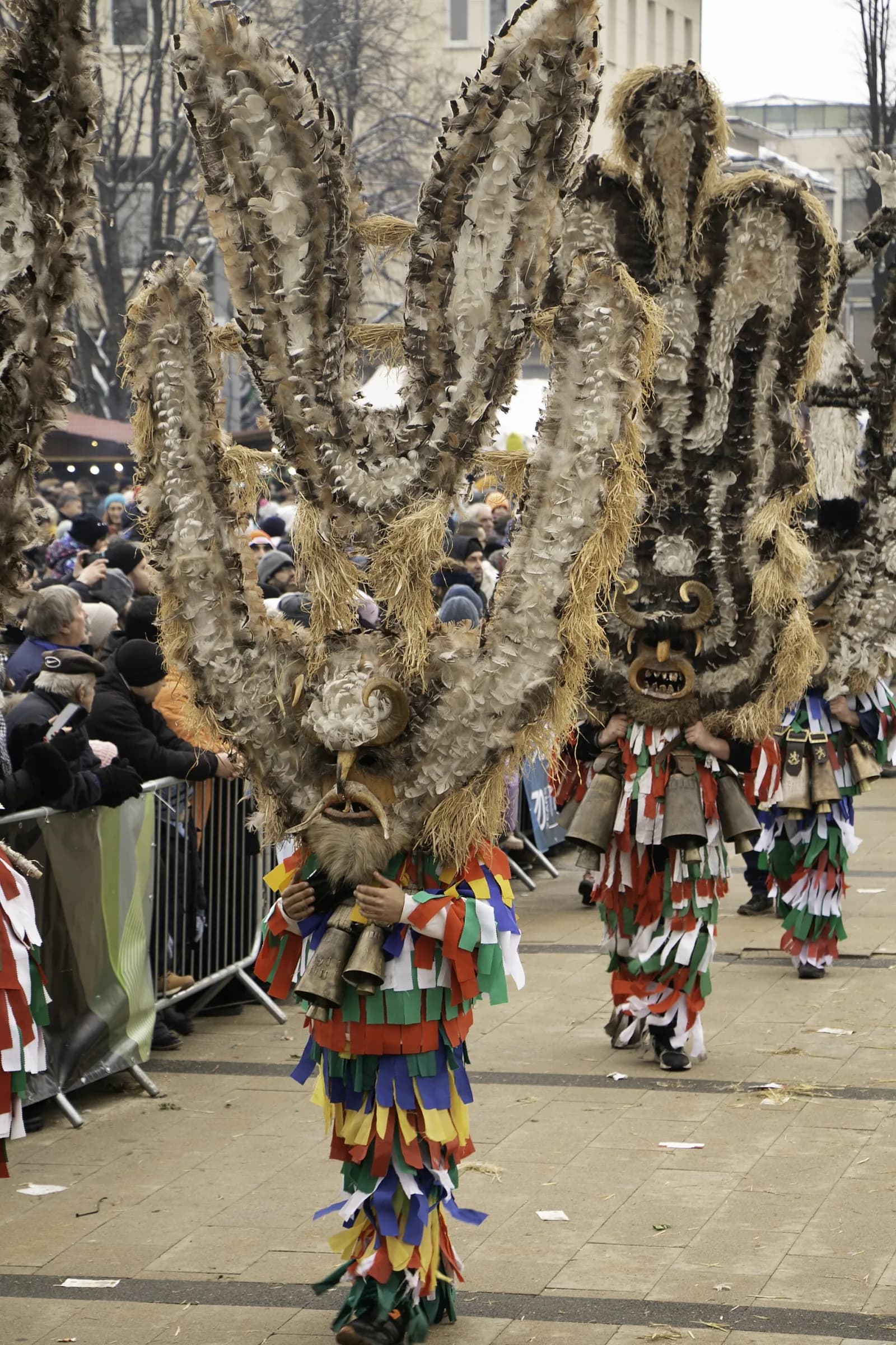 Maskeli kukeri kılığındaki katılımcılar