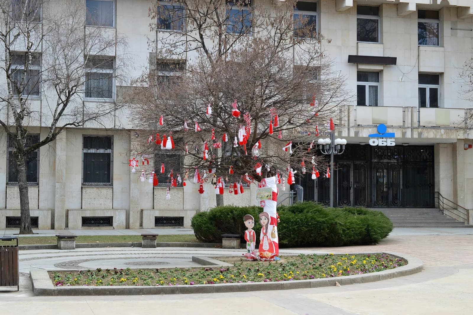 Martenitsalarla süslenmiş bir ağaç
