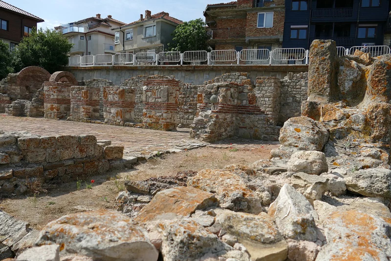 Nesebar yarımadasında Eleusa Kilisesi'nin tuğla ve taş kalıntıları