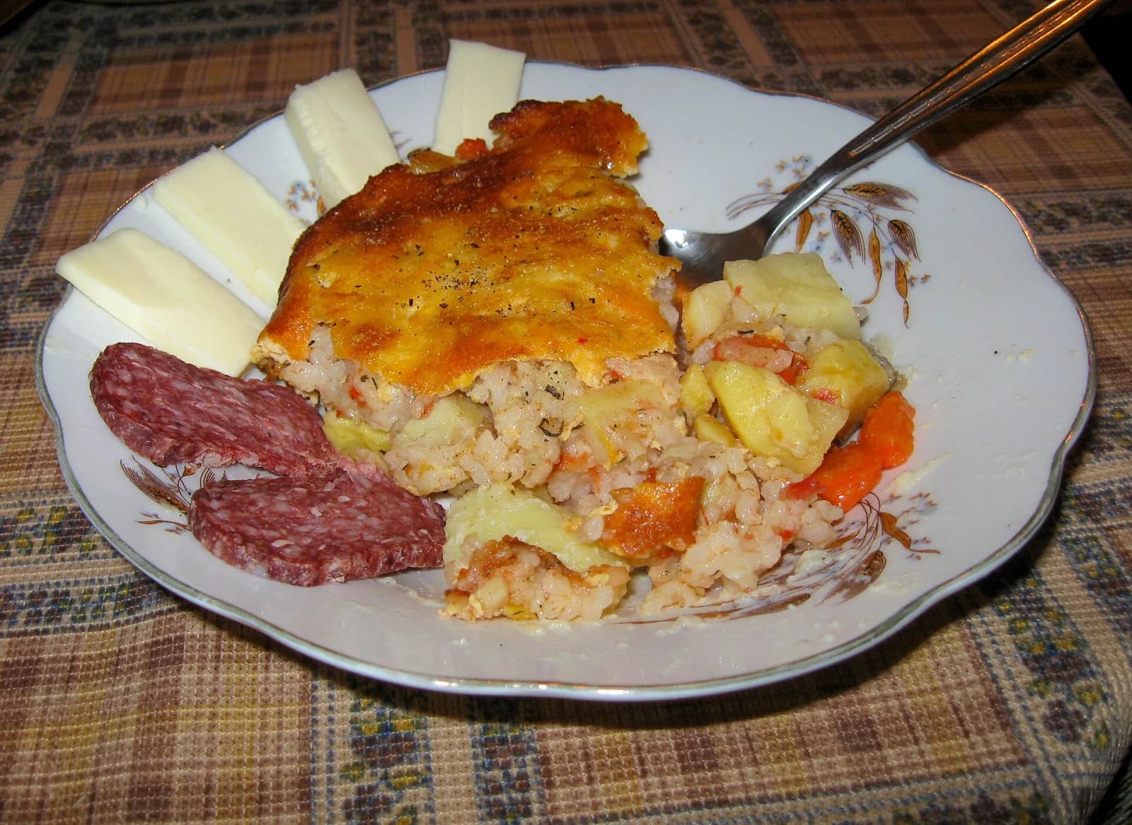 Bulgar usulü musaka, lukanka ve kaşkaval