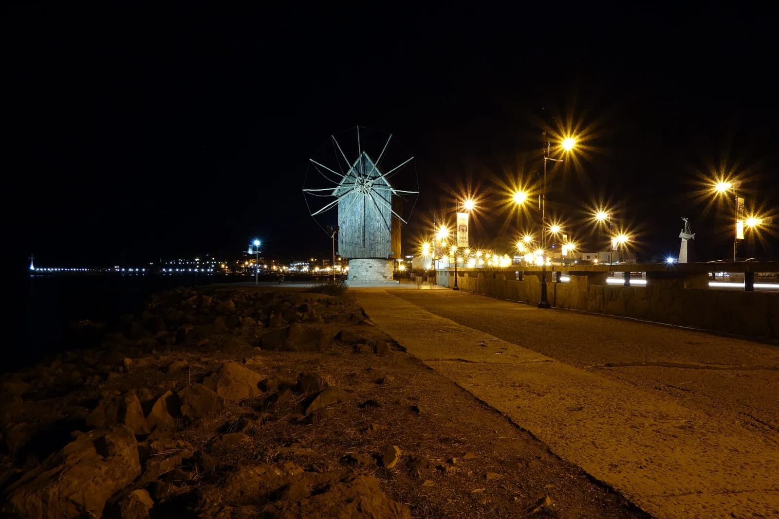 Nesebar kıstağındaki ahşap yel değirmeni