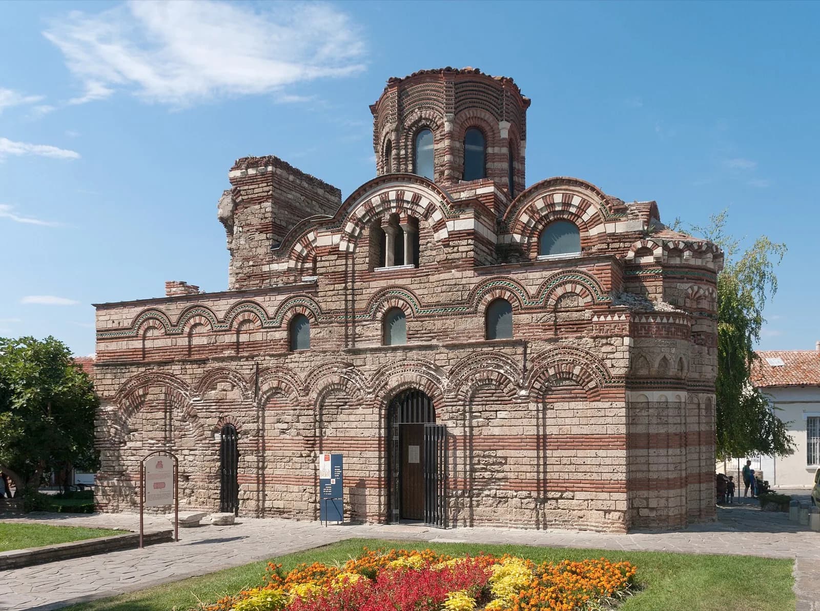 Nesebar'daki Pantokrator İsa Kilisesi'nin tuğla-taş cephesi