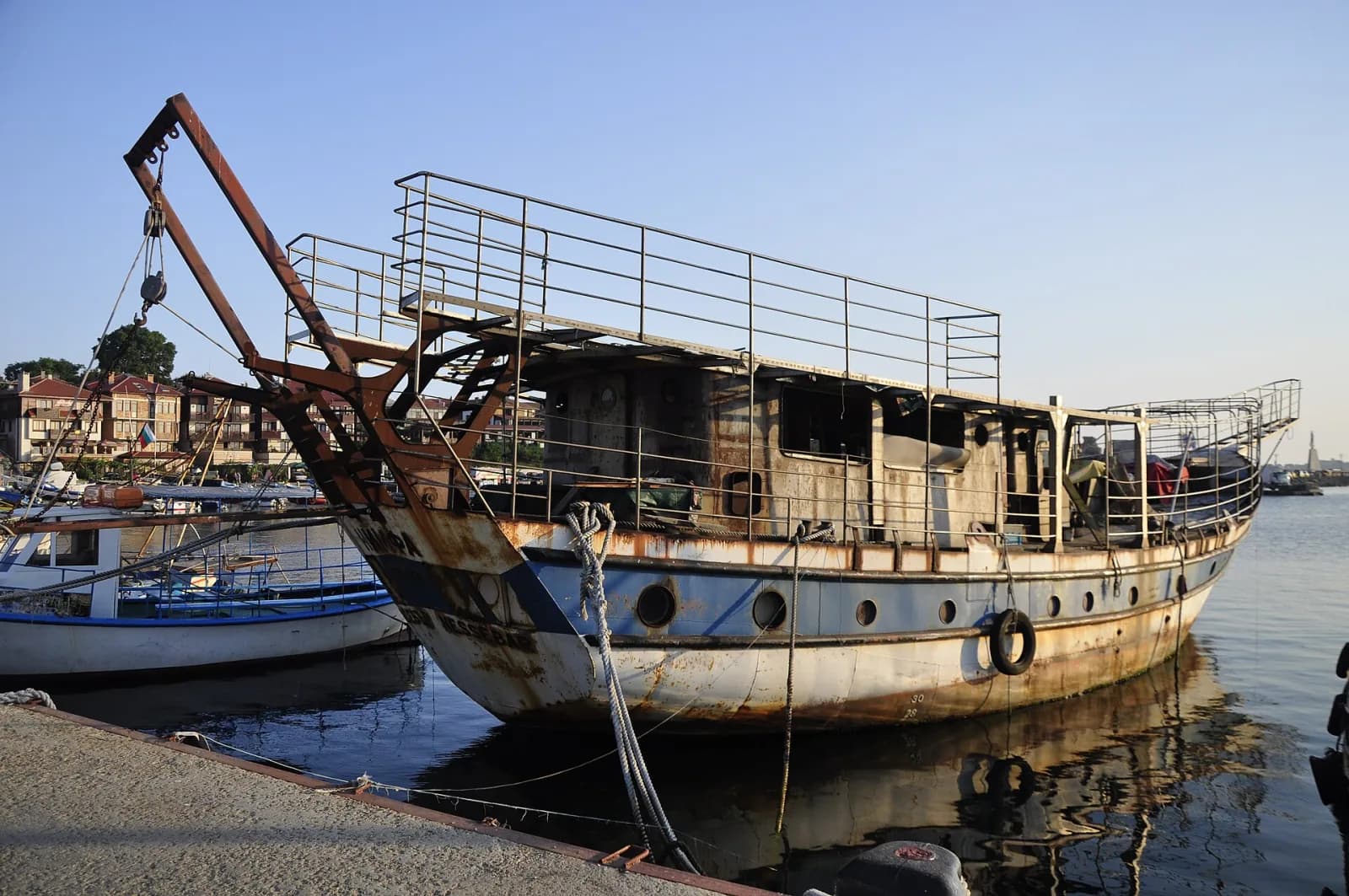 Nesebar limanında bir gezi teknesi