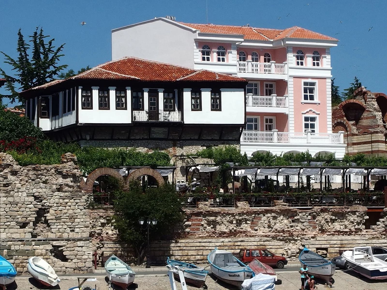 Nesebar eski şehrinde ahşap cepheli evlerin arasındaki taş sokak
