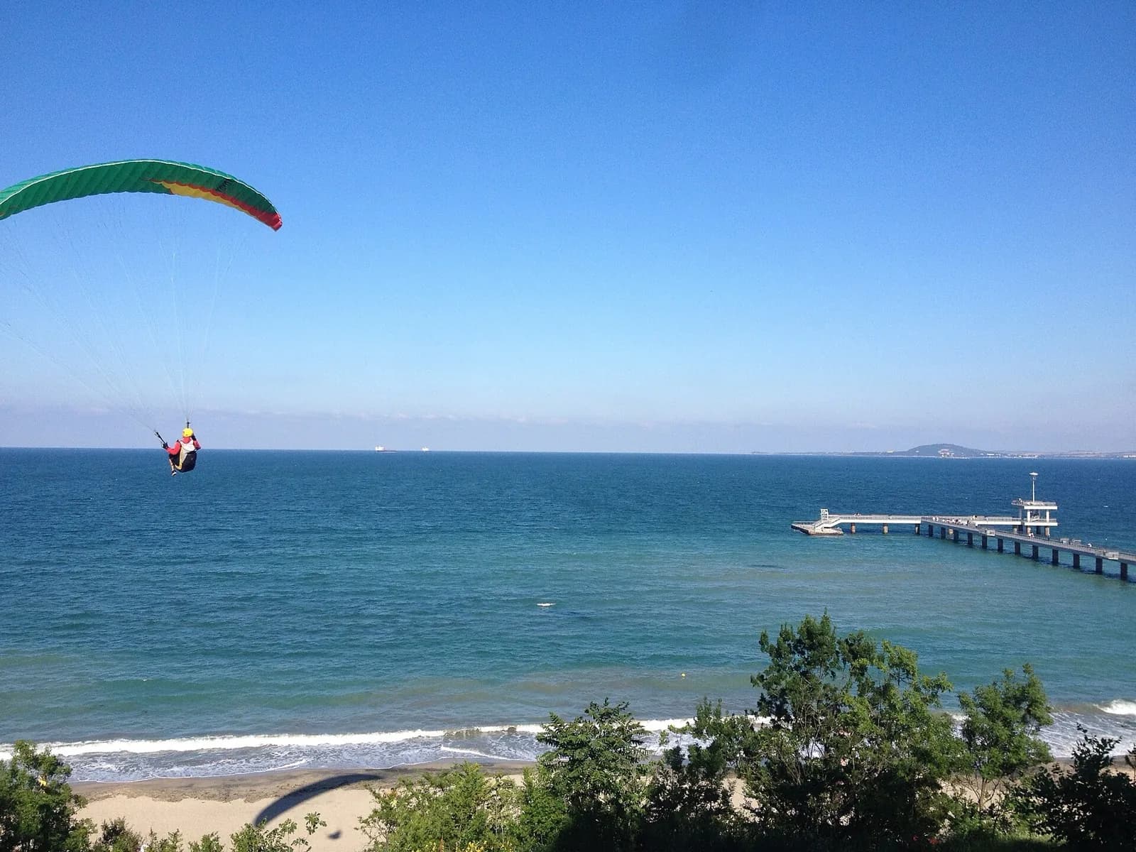 Burgas kıyısında yamaç paraşütü
