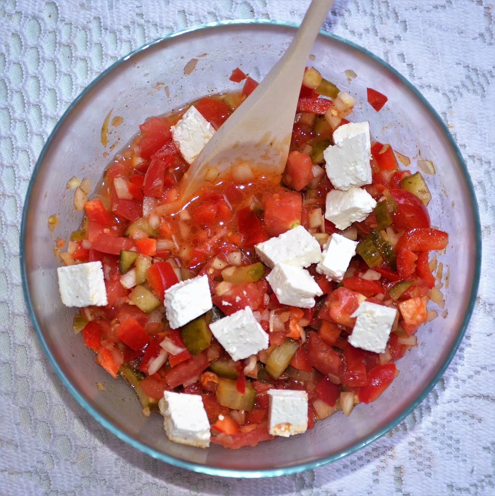 Rendelenmiş beyaz peynirle servis edilen şopska salatası