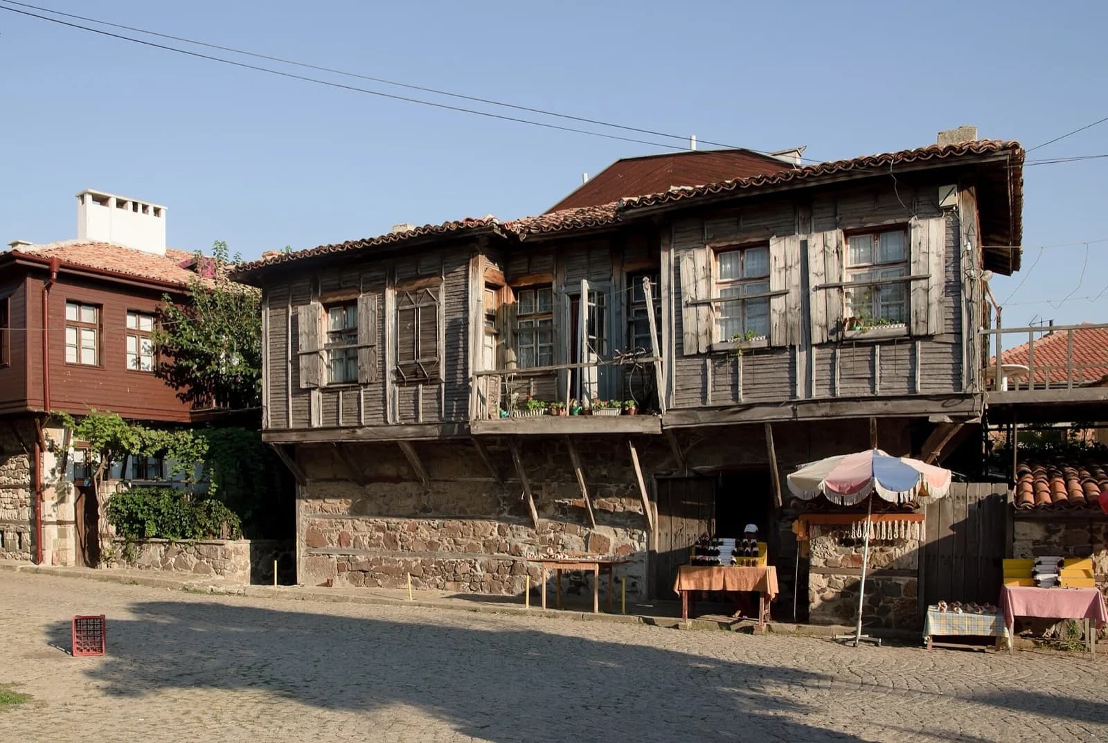 Sozopol eski şehrinin ahşap cepheli evleri ve deniz