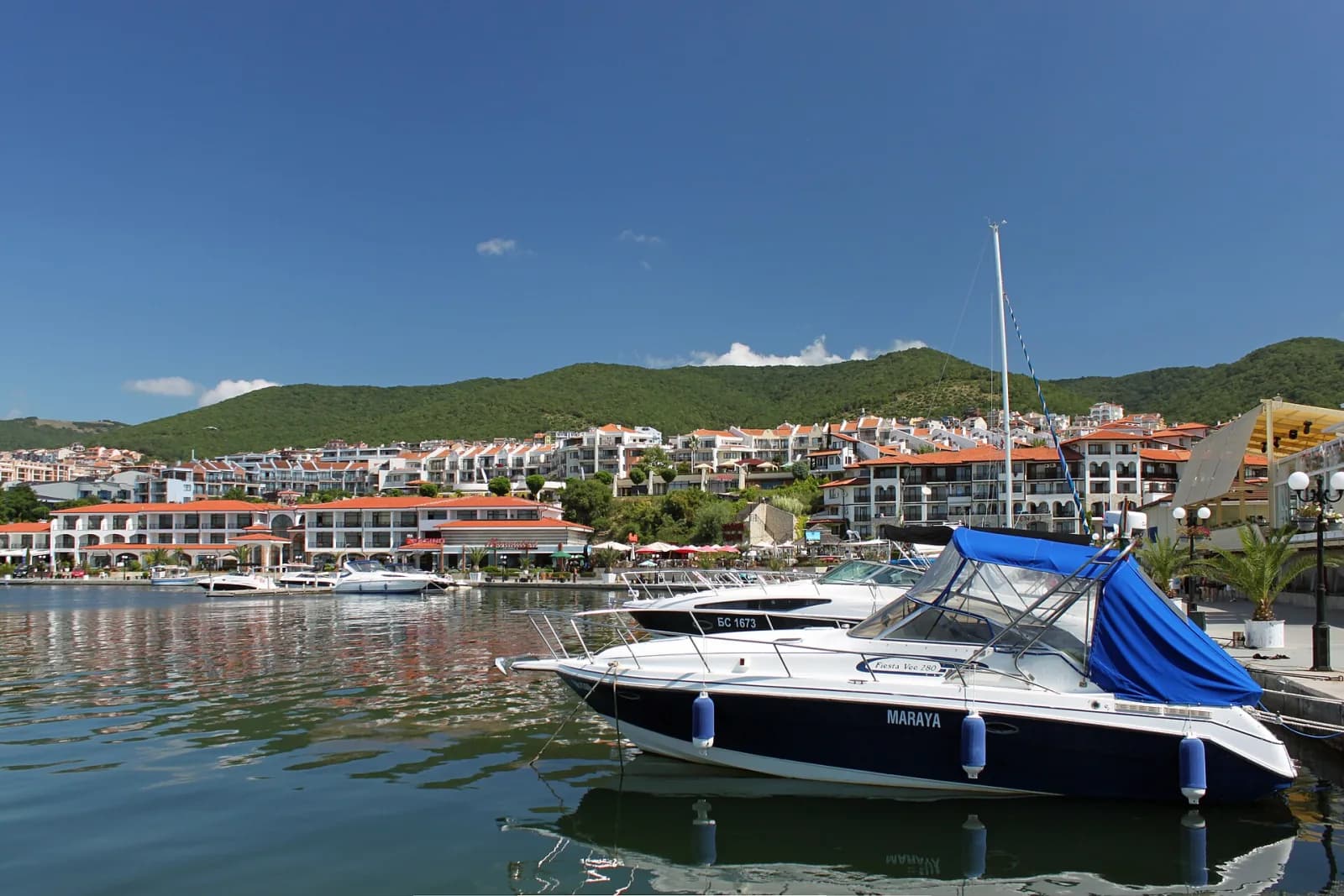 Sveti Vlas marinası ve tekneler