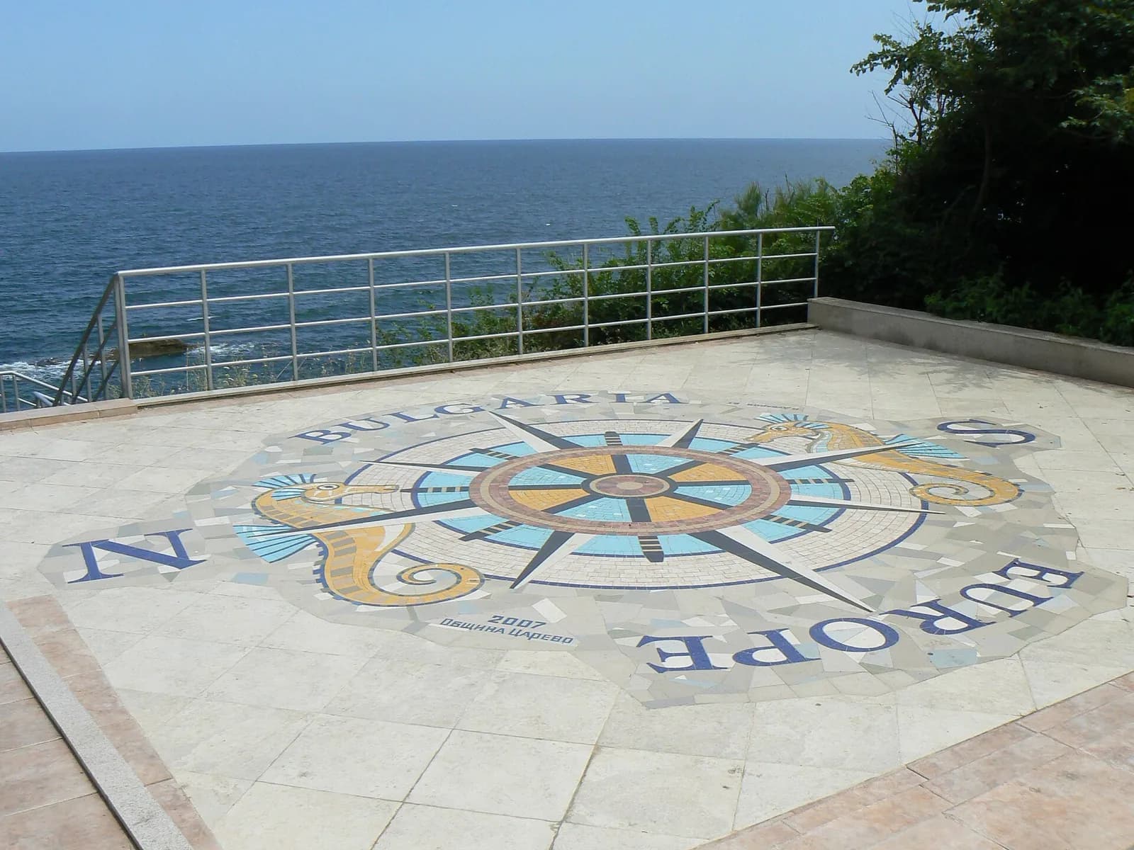 Tsarevo deniz bahçesindeki mozaikli seyir terası