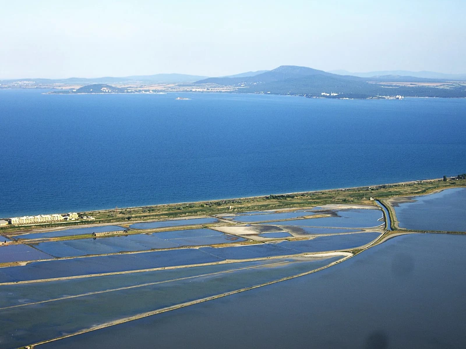 Atanasovsko Gölü'ndeki deniz suyu tuz havuzları