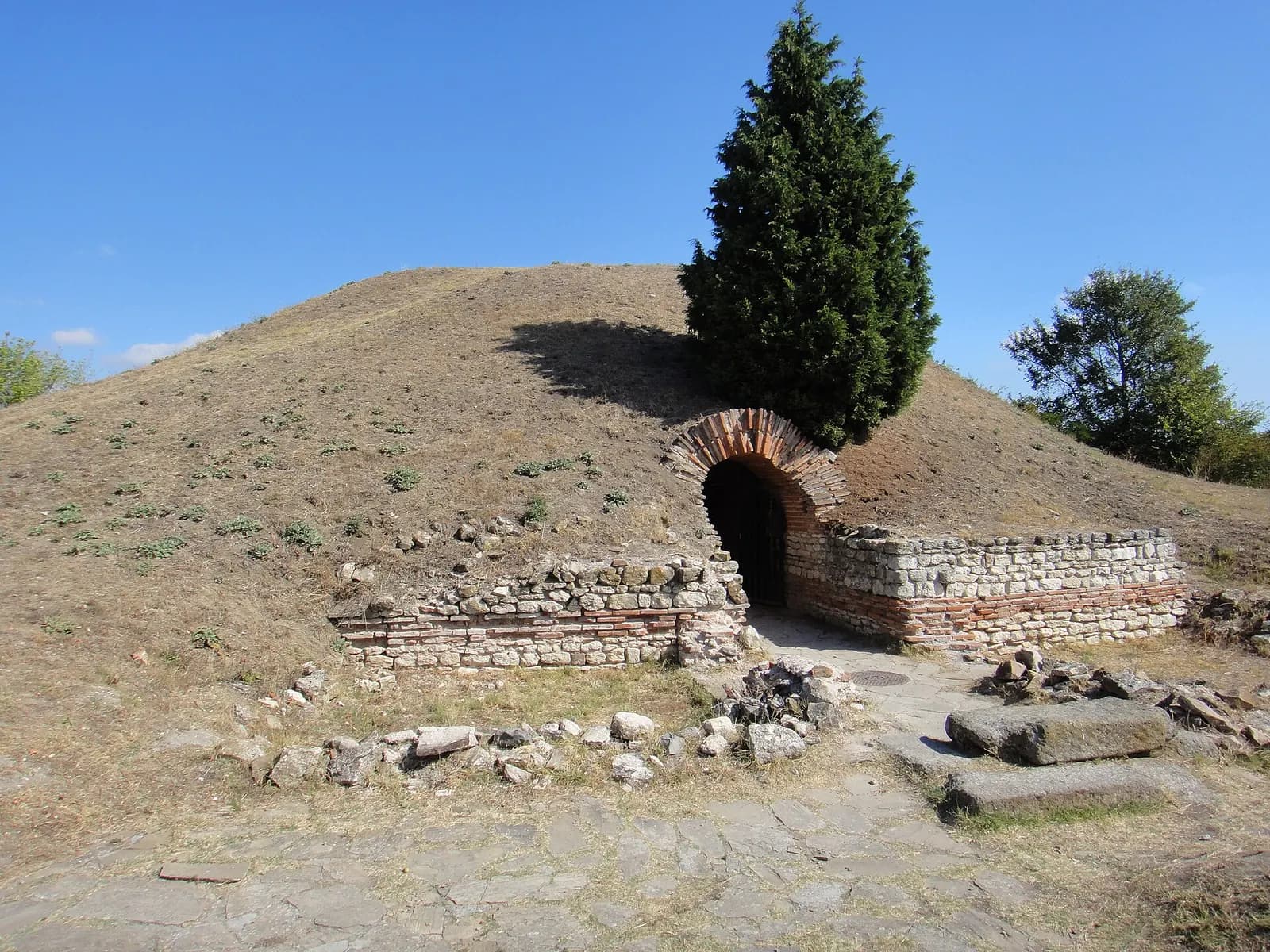 Pomorie yakınındaki Anchialos nekropolünde Trak kubbeli mezar höyüğü