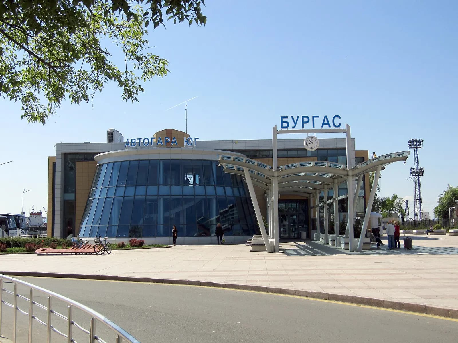 Burgas Güney Otogarı'nın camlı binası ve giriş sundurması