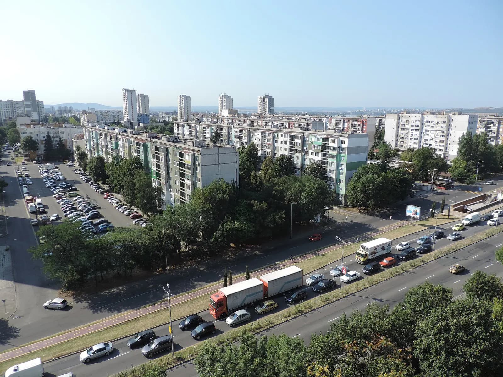 Petko Slaveykov mahallesinin yukarıdan görünümü: bloklar, ağaçlar ve ana cadde